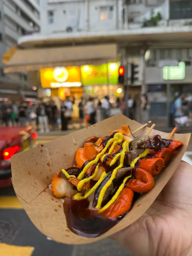 岩岩行完街，個肚有點空虛，EE肚先😆
即時諗起人氣街頭小食「肥姐」，見唔算太多人排隊，點了大皇牌套餐（墨魚、大生腸、火雞腎），全部都夠晒爽彈有嚼勁：墨魚Q彈鮮甜，大生腸煙韌爽口，火雞腎則脆嫩彈牙。

甜醬和黃芥末醬，入口鹹甜中帶點辣勁，口感層次豐富，很開胃🤤

#香港美食 #街頭小食 #地道美食 #FoodieLife 