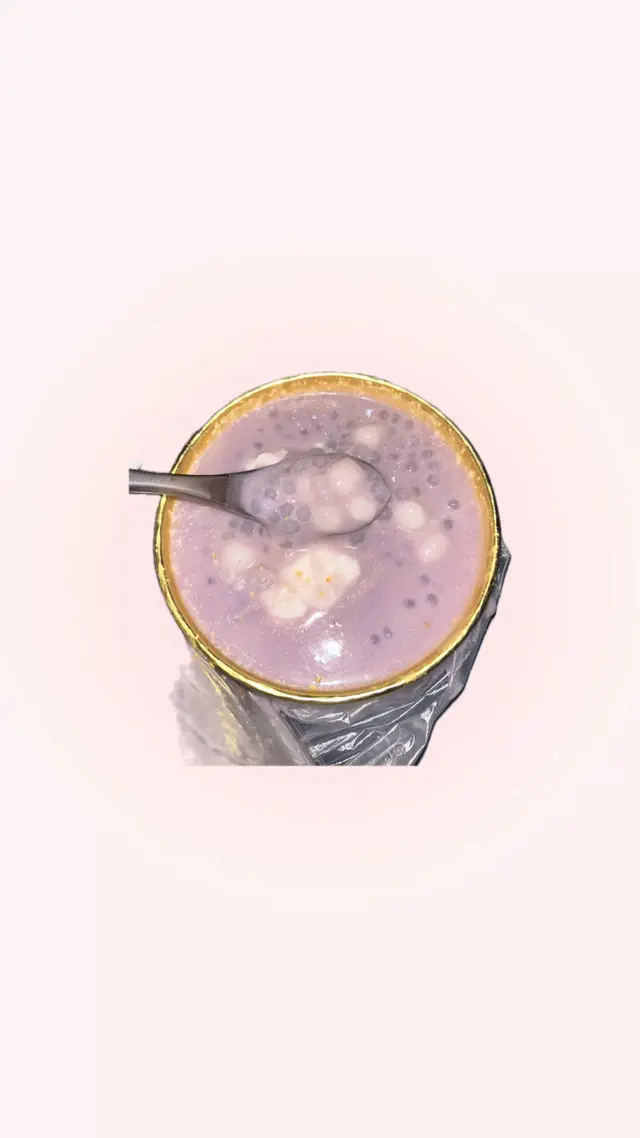 顏值爆表！自家新鮮芋泥香滑綿密，芋香濃郁唔死甜，入口即化！😋Q彈小丸子、晶瑩剔透西米、鮮奶麻糬層次豐富，每啖都係幸福！😍