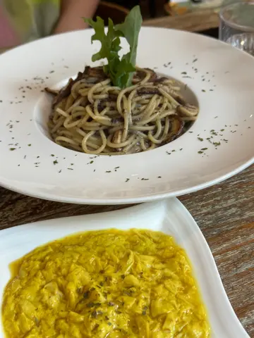 黑松露雜菌意粉 薑黃炒腐皮