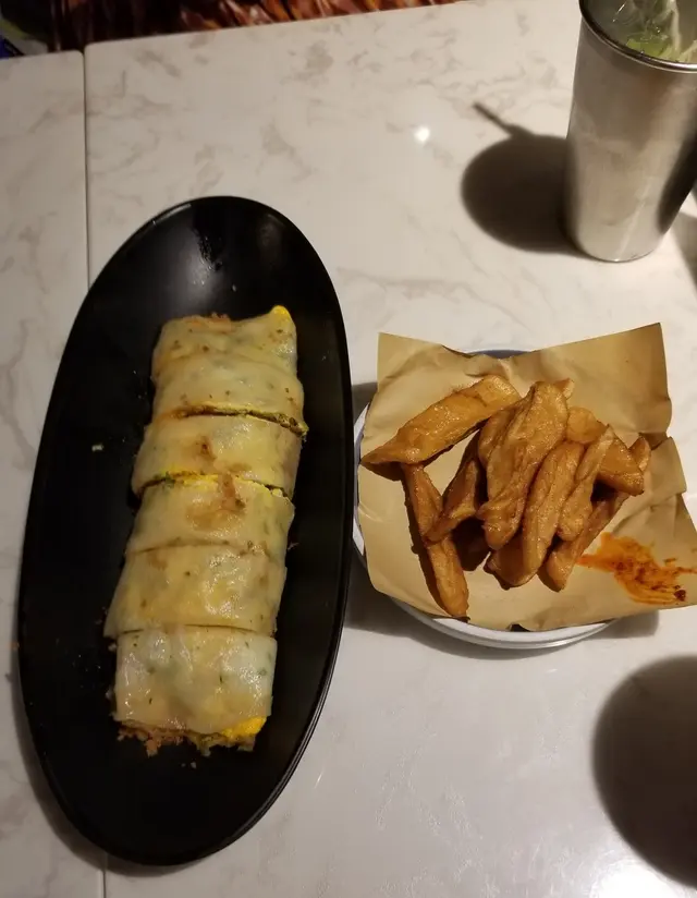 肉鬆蛋餅和甜不辣