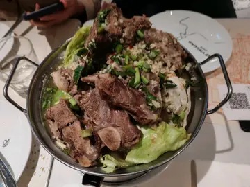 酸辣火山骨,酱烧牛肉黄姜饭,拼盘