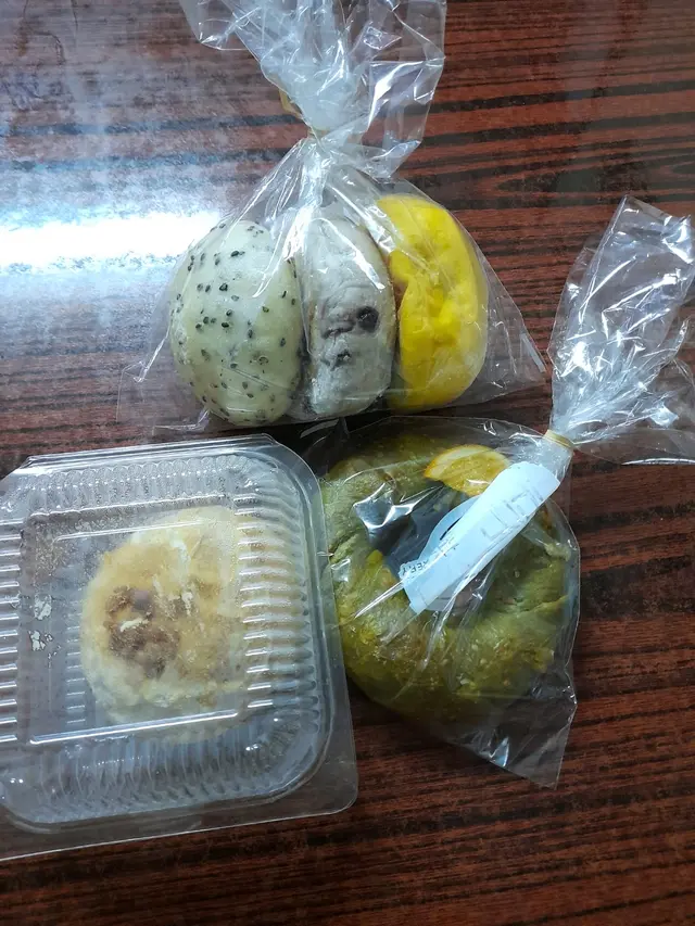 上:三種白燒,左下:原味香草冰心包,右下:台灣金桔乳酪貝果