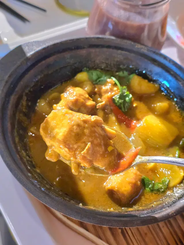 金黃咖哩薯仔雞翼煲