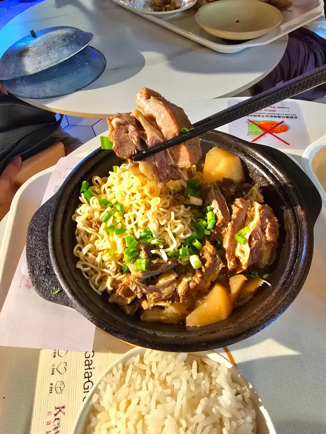 清湯牛坑腩鍋配公仔麵