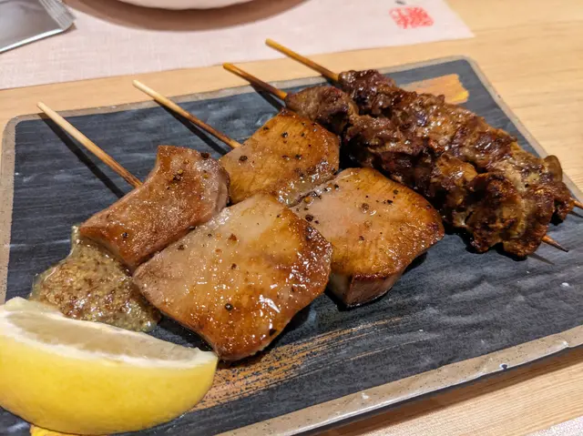 厚燒牛舌 $68/串 (左) , 汁燒雞肝 $48/串 (右)