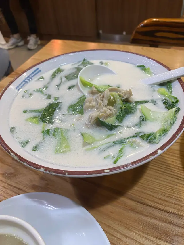 嫩雞白布湯闊麵