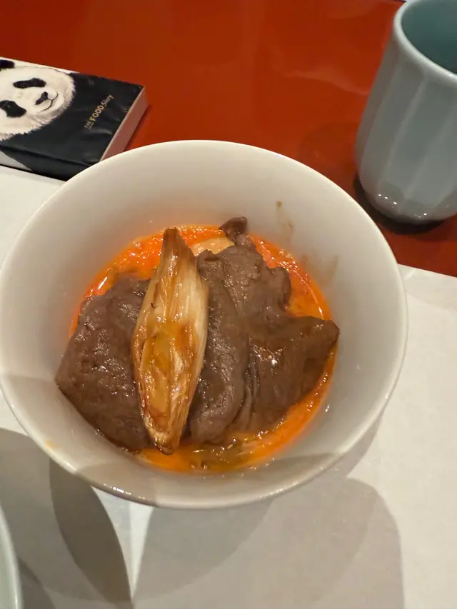 前菜好豐富 各種日式前菜 好開胃 壽喜燒和牛多汁重口味 而且好大塊 食到超飽 裝修好有日式風格 私隱度極高￼￼￼