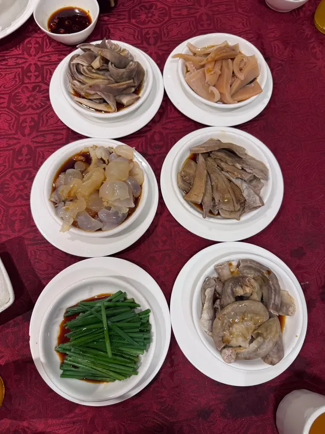 旺角六小福 (有負評話冇味,咁寫明係白灼,係點豉油食㗎喎,味道正常)