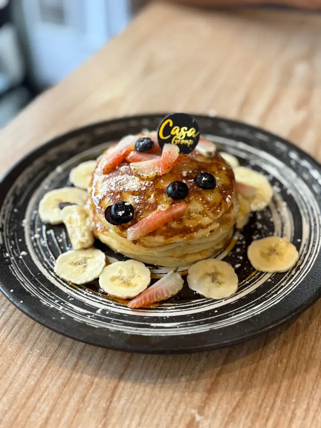 美式班戟伴鮮雜果配蜂蜜焦糖漿