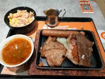 杂扒铁板，黑椒汁，迷你粟米肉粒饭，罗宋汤