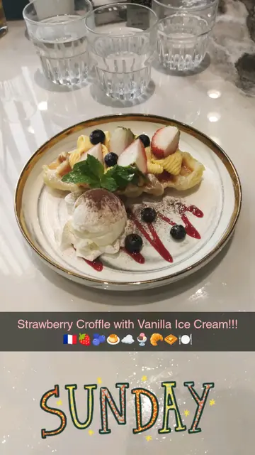 Strawberry Croffle with Vanilla Ice Cream!!! 🇫🇷🍓🫐🍮☁️🍨🥐🧇🍽️