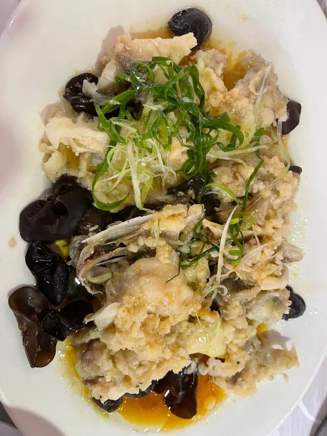 呢個龍躉兩味,啲龍躉肉真係好新鮮,第一啖咬落去係劏咗冇幾耐,肉質鮮嫩彈牙,味道啱啱好唔太鹹,兩種唔同嘅整法,但係我比較鍾意冇骨嗰個,肉好嫩滑,冇骨,西蘭花好鮮,脆口,好索汁,一口咬落去啲汁爆晒出嚟,好幸福