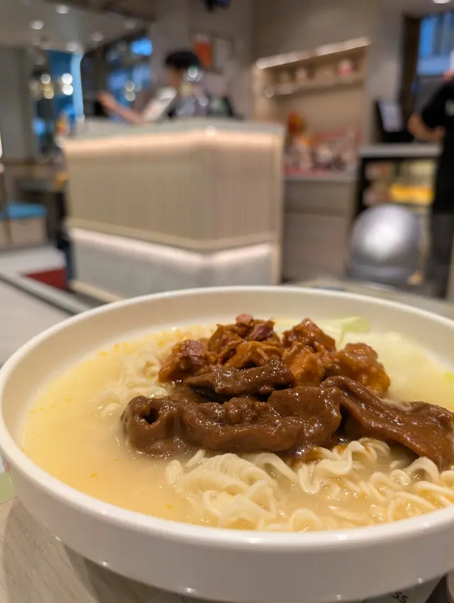 雙拼濃湯公仔麵:沙嗲牛肉拼五香肉丁