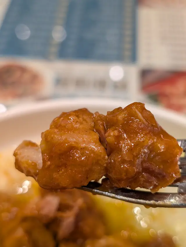 雙拼濃湯公仔麵:沙嗲牛肉拼五香肉丁