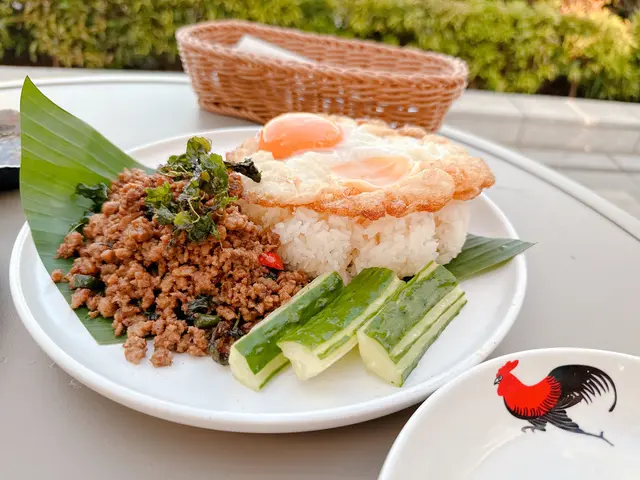 日落晚霞羅勒豬肉飯配鴨蛋
