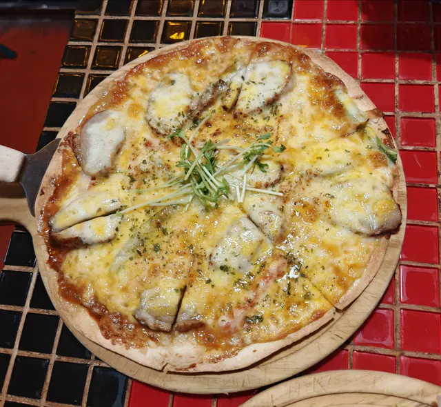 最推介一定係煙鴨胸pizza，厚薄適中，鴨胸唔會太細塊，pizza嘅味道都襯到鴨味。