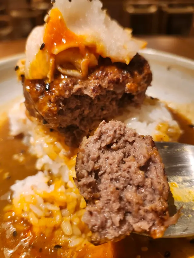 招牌手打和牛漢堡蘭王蛋飯 (配日式咖喱汁和日式泡菜) $128