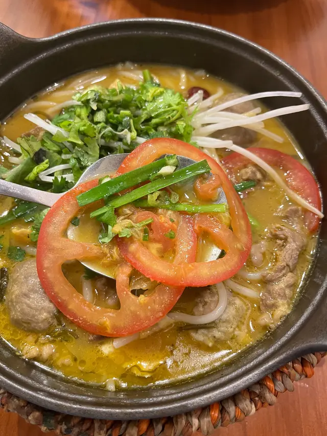 酸辣金湯牛魔王小鍋米線