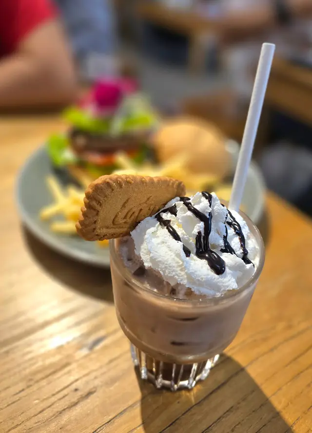 雪頂朱古力配焦糖脆餅