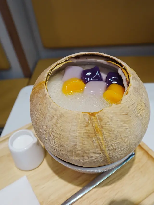 椰皇燉蛋白椰汁雪燕芋圓
