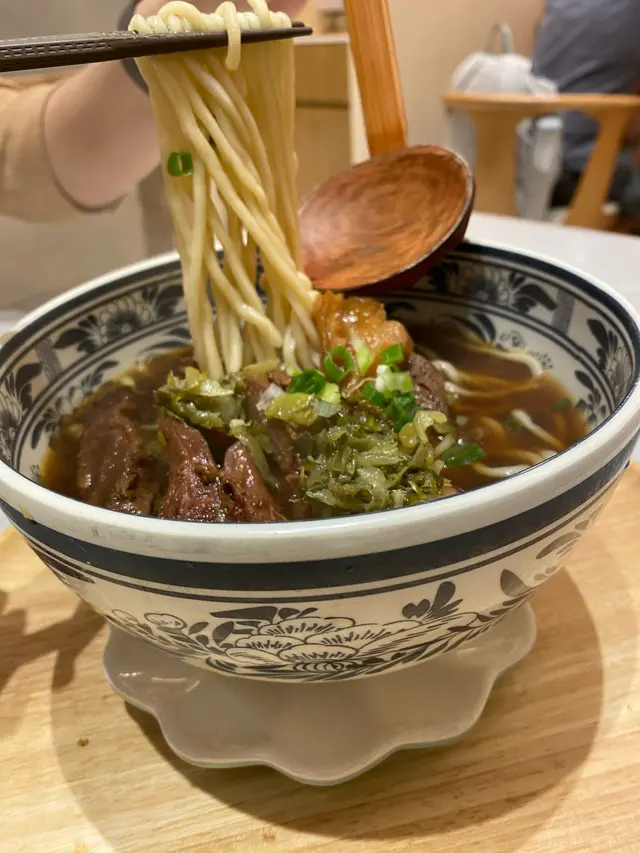 鐵牛台灣牛肉麵（半筋半肉）