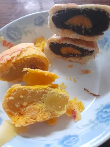 左：迷你蛋黄豆蓉酥，右：同迷你蛋黄豆沙酥