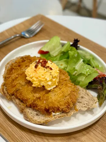 吉列猪排多士配碎蛋沙律