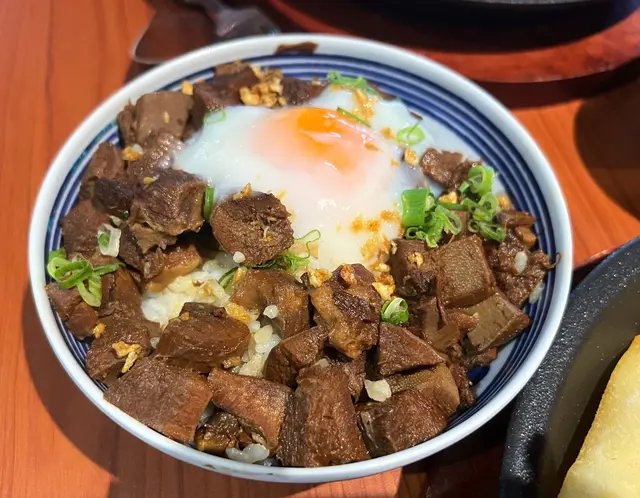 白飯配溫泉蛋同滿溢牛舌筋粒,