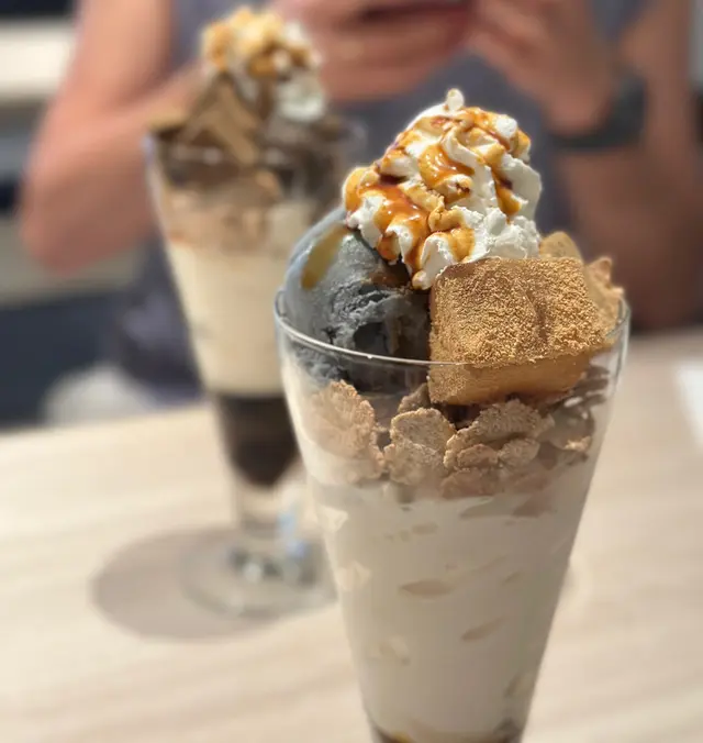 黑芝麻蕨餅芭菲