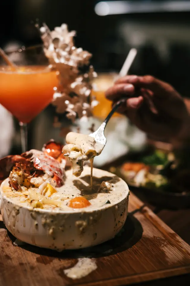 火焰龍蝦尾芝士忌廉手捲意大利麵