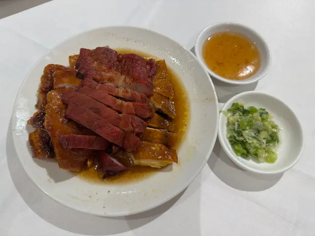 呢碟燒味拼盤極差，仲要收成$238，燒鴨骨多肉少，叉燒乾且色暗啞，擺盤亦非常不吸引
