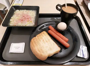 腸仔（2 條）、烚蛋、多士，火腿通粉、熱奶茶