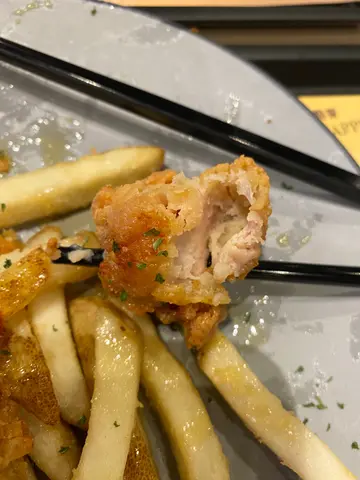 蜂蜜牛油炸鸡配薯条