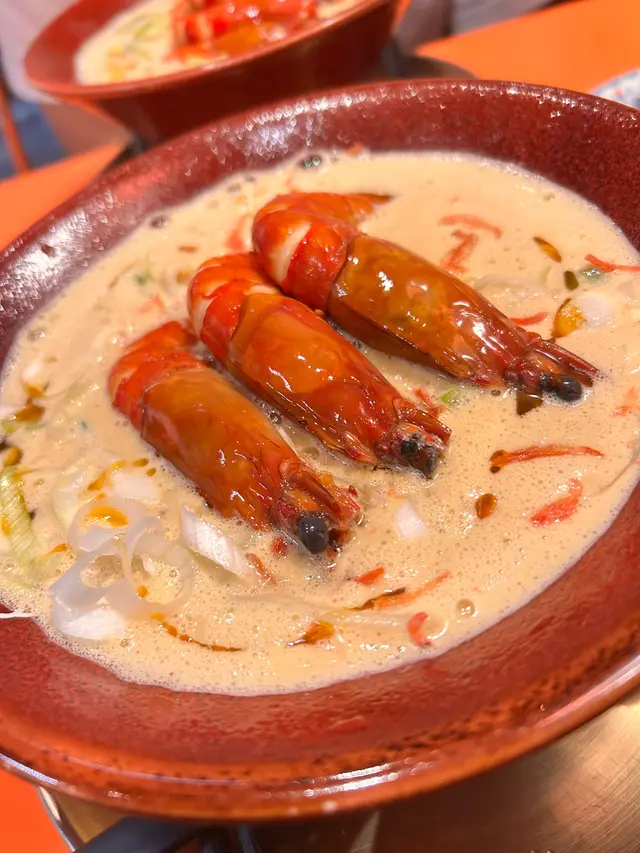 ✨ 個人認為餐廳最出色的是湯底——超級濃郁！上菜時店員會淋上蝦油，讓湯底的鮮味更突出。🌊  

🍜 其次是麵條，鍾意煙韌口感既必選刀削麵，咬勁十足又不會太硬；拉麵同樣彈牙💯  

🌿 配菜的蔥份量好足（「適中」其實都夠）

🔥本身個麵已經配左三隻蝦，小食就唔使再追加啦。蝦肉帶微辣🌶️，但蝦膏不多。