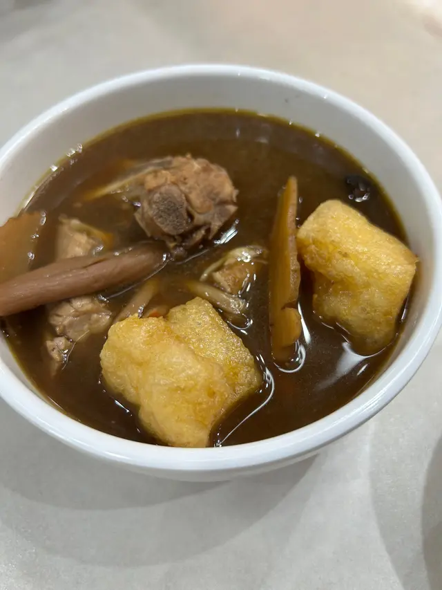這個肉骨茶味道好濃郁，但我第一次食肉骨茶係有雲耳及粟米仔。￼