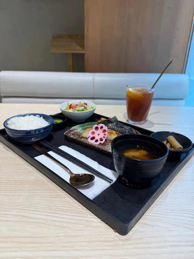【銅鑼灣日式餐廳 味一食堂✨】
今日嚟位於銅鑼灣登龍街嘅日本餐廳味一食堂。午餐決定試試銀鱈魚西京燒定食。
主菜銀鱈魚真係超好食🔥!魚肉燒得恰到好處,外皮微微焦香,魚肉嫩滑多汁~定食仲配埋沙律、前菜、咸菜、白飯、味噌湯同飲品相當豐富😋
整體嚟講,呢份定食無論係味道定份量都滿分💯,絕對係銅鑼灣區日式午餐首選!
📍味一食堂:銅鑼灣登龍街1號金朝陽中心二期地下
#銅鑼灣美食