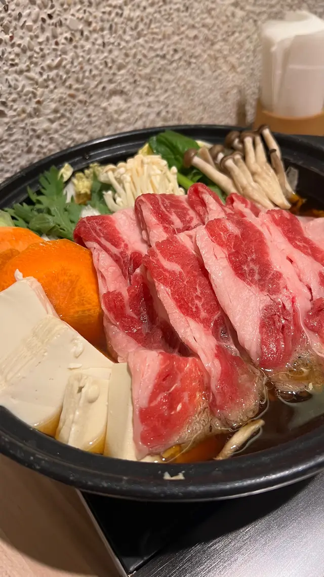 材料非常豐富,滿滿嘅 #肥牛肉,仲有 #嫩豆腐 同 #雜菜 嘅相伴,配埋甜甜嘅 #壽喜燒汁,係我最鍾意嘅味道