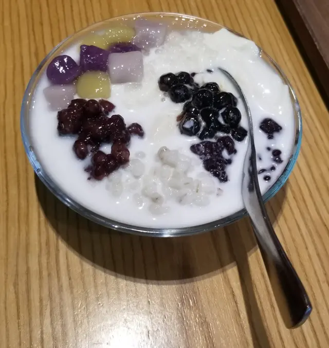 八寶手工芋圓 (凍)(紫糯米 椰汁 手工三色芋圓 西米 薏米 紅豆 珍珠)
