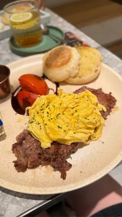 薄切西冷牛扒炒蛋鬆餅