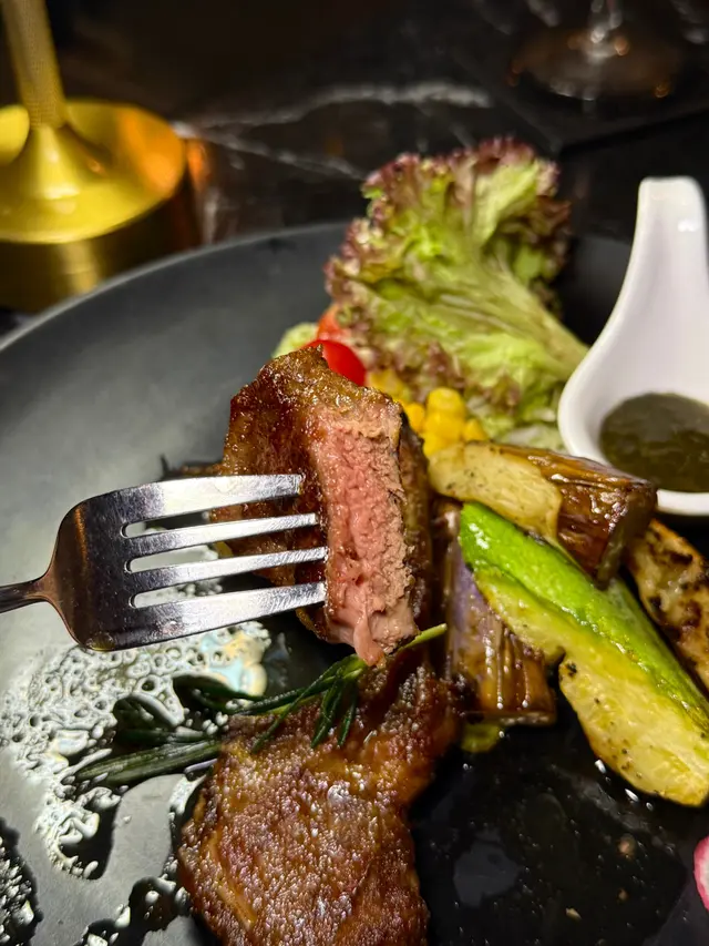 法式羊架三支骨配薄荷醬