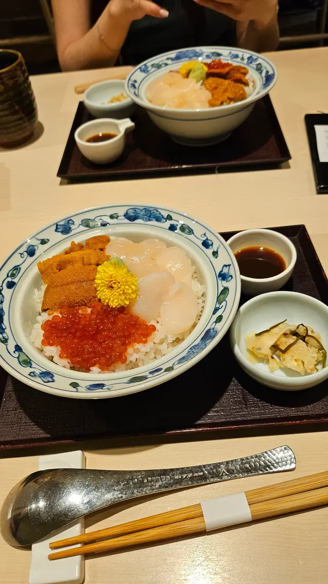 海膽帆立貝鮭魚子丼