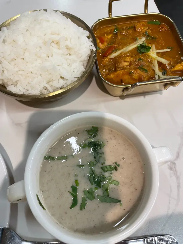 咖喱雞配白飯、蘑菇湯