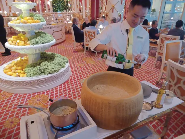 廚師係我個餐桌前,表演即場煮黑松露意粉。好大驚喜。