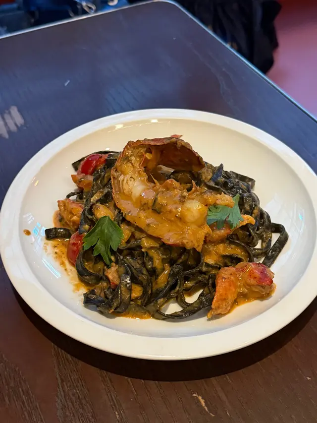 這款八月限定意粉很有意外驚喜!
龍蝦啖啖肉,份量絕對不小氣!
黑松露魚蕃茄龍蝦汁的比例調得很好
大家也不會嗆掉對方的味道