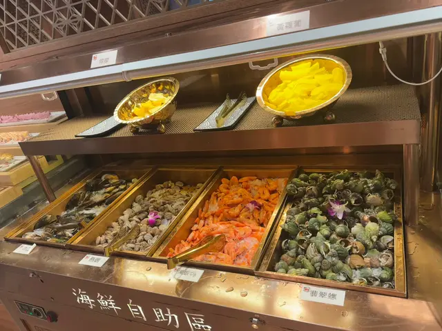 ✨自助區✨
自助區選擇豐富😘凍海鮮有青口 熟蜆 凍蝦🦐翡翠螺   壽司自助區種類豐富🍣而且望落擺得非常整齊👍🏻雪糕櫃有雪糕🍦雪條同埋糯米糍😚雪糕仲要係Movenpick添😝