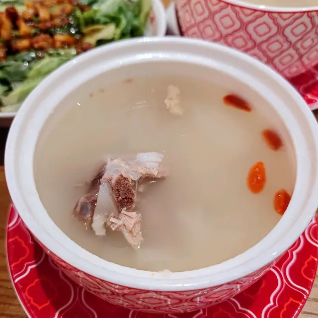 🐑山藥鵝骨湯,雖然話係鵝骨湯,但其實都有好多豬骨嘅,台灣式嘅湯嚟講,佢都算幾有味道㗎嘞😂,淮山係鮮淮山,煲到都好溶爛,尚算不俗