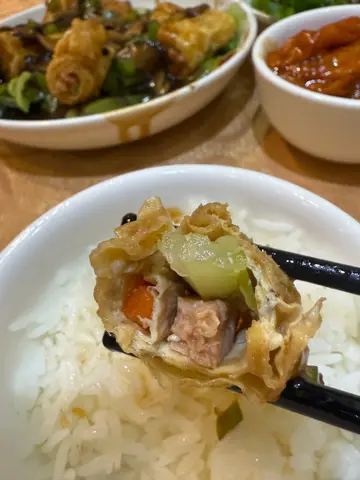 炸春卷内部，西芹仍然保留爽脆