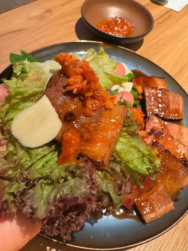 燒醬油黑毛豬白切肉配大醬生菜