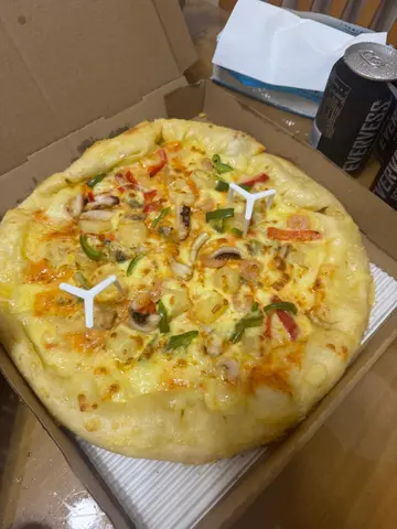 千岛海鲜芝脆批，成个批都好似未焗好咁，睇个色都已经唔开胃，口感同食面包冇分别，芝士肠仔面包都好食过佢，卡邦尼意粉，干噌噌，劲多黑椒喺上面，未食过有黑椒嘅卡邦尼意粉