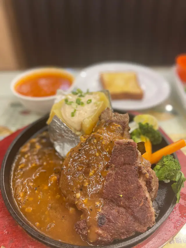 鐵板套餐 招牌黑椒牛柳配黑椒汁